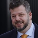 Kaiser lanza su campaña con críticas al Estado