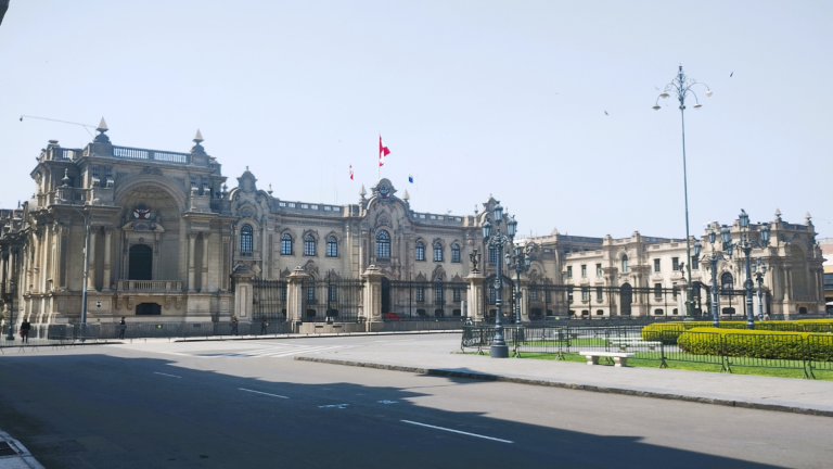 Impacto de la inteligencia artificial en las elecciones globales de 2025 y su influencia en la democracia y los procesos electorales.