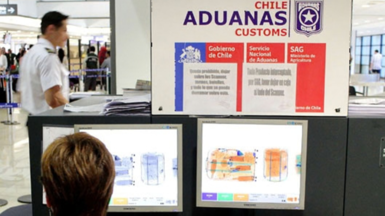 La red secreta del aeropuerto: funcionarios de Aduanas, courier y empresarios tras contrabando millonario