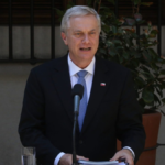 El Plan de Reconstrucción Nacional presentado por el gobierno de José Antonio Kast busca reactivar la economía y reconstruir zonas afectadas por incendios. La propuesta abre un debate sobre sus ventajas, riesgos fiscales y efectos en la inversión.