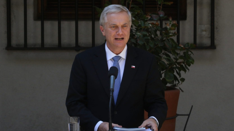 El Plan de Reconstrucción Nacional presentado por el gobierno de José Antonio Kast busca reactivar la economía y reconstruir zonas afectadas por incendios. La propuesta abre un debate sobre sus ventajas, riesgos fiscales y efectos en la inversión.