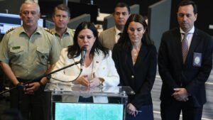 Un alumno de 4° medio asesinó a una inspectora en Calama y dejó varios heridos. El Gobierno anunció querella y urgió medidas de seguridad escolar.