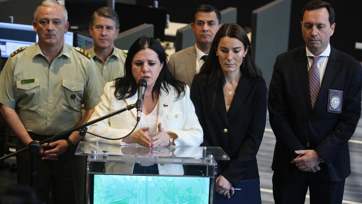 Un alumno de 4° medio asesinó a una inspectora en Calama y dejó varios heridos. El Gobierno anunció querella y urgió medidas de seguridad escolar.