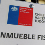 La propuesta de vender inmuebles fiscales para fortalecer el FEES abre un debate sobre el déficit estructural, la deuda pública y la sostenibilidad de las finanzas públicas chilenas.