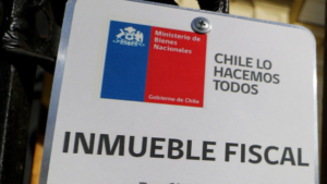 La propuesta de vender inmuebles fiscales para fortalecer el FEES abre un debate sobre el déficit estructural, la deuda pública y la sostenibilidad de las finanzas públicas chilenas.