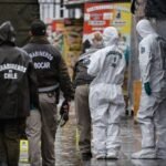 Un intento de asalto contra un camión de valores terminó con un presunto integrante de la banda fallecido y dos vigilantes heridos en el barrio Franklin. Los demás involucrados huyeron en un vehículo robado que posteriormente fue encontrado quemado en El Bosque.