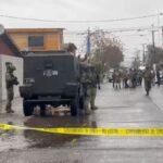 Un subteniente y un cabo primero de Carabineros fueron heridos a bala durante una fiscalización en Lo Espejo. El atacante habría efectuado más de 35 disparos con un arma automática y escapado a bordo de un bus del transporte público. Ambos funcionarios fueron trasladados al hospital institucional.