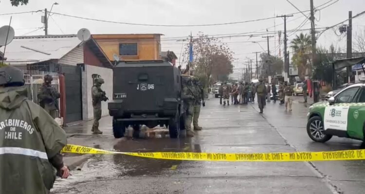 Un subteniente y un cabo primero de Carabineros fueron heridos a bala durante una fiscalización en Lo Espejo. El atacante habría efectuado más de 35 disparos con un arma automática y escapado a bordo de un bus del transporte público. Ambos funcionarios fueron trasladados al hospital institucional.