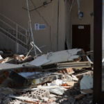 Un terremoto de magnitud 7,7 dejó 53 muertos y 135 heridos en Flores, Indonesia, mientras más de 5.000 personas permanecen desplazadas.