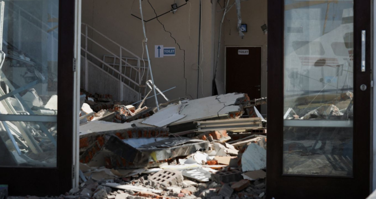Un terremoto de magnitud 7,7 dejó 53 muertos y 135 heridos en Flores, Indonesia, mientras más de 5.000 personas permanecen desplazadas.