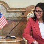 La presidenta interina de Venezuela, Delcy Rodríguez, confirmó un acuerdo con Estados Unidos para desarrollar 17 campos petroleros estratégicos. El convenio contempla inversiones superiores a US$100.000 millones y marca un nuevo giro en la relación entre Caracas y Washington. Resumen para el complemento Venezuela y Estados Unidos sellaron un acuerdo para desarrollar 17 campos petroleros con un potencial probado de 65.000 millones de barriles. El convenio contempla más de US$100.000 millones en inversiones y proyecta ingresos tributarios superiores a US$209.000 millones para el Estado venezolano. El pacto profundiza el acercamiento entre Caracas y Washington tras la flexibilización de sanciones y busca reactivar un sector afectado por años de falta de inversión