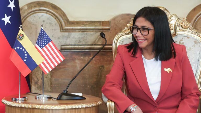 La presidenta interina de Venezuela, Delcy Rodríguez, confirmó un acuerdo con Estados Unidos para desarrollar 17 campos petroleros estratégicos. El convenio contempla inversiones superiores a US$100.000 millones y marca un nuevo giro en la relación entre Caracas y Washington. Resumen para el complemento Venezuela y Estados Unidos sellaron un acuerdo para desarrollar 17 campos petroleros con un potencial probado de 65.000 millones de barriles. El convenio contempla más de US$100.000 millones en inversiones y proyecta ingresos tributarios superiores a US$209.000 millones para el Estado venezolano. El pacto profundiza el acercamiento entre Caracas y Washington tras la flexibilización de sanciones y busca reactivar un sector afectado por años de falta de inversión