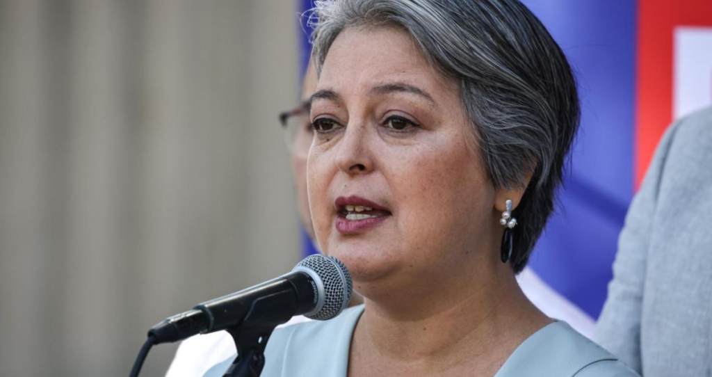 Jeannette Jara cuestiona a las AFP por pérdidas del Fondo E