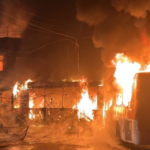Conchalí: queman bus RED con seis pasajeros a bordo y atacan a Carabineros con bombas incendiarias
