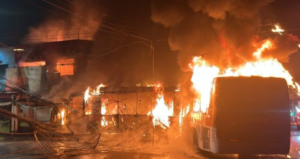 Conchalí: queman bus RED con seis pasajeros a bordo y atacan a Carabineros con bombas incendiarias