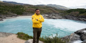 Pablo Espinosa Guerra, instructor de montaña, junto a un río de aguas turquesas en un entorno natural.